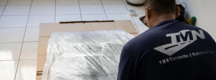 Profissional da TMN embalando um móvel