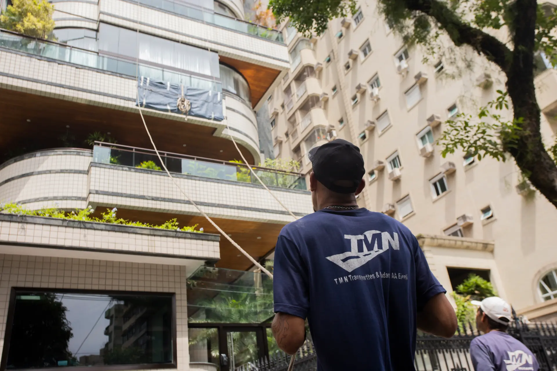 Equipe especializada realizando içamento de móvel