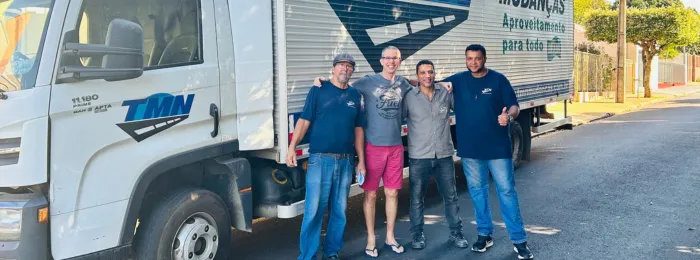 Clientes e equipe da TMN ao lado do caminhão