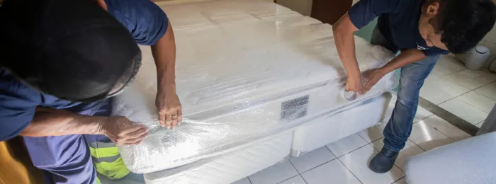 Equipe da TMN protegendo e montando um móvel