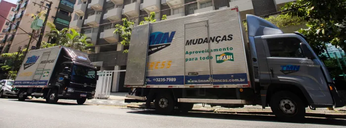 Caminhões da TMN organizados para uma mudança